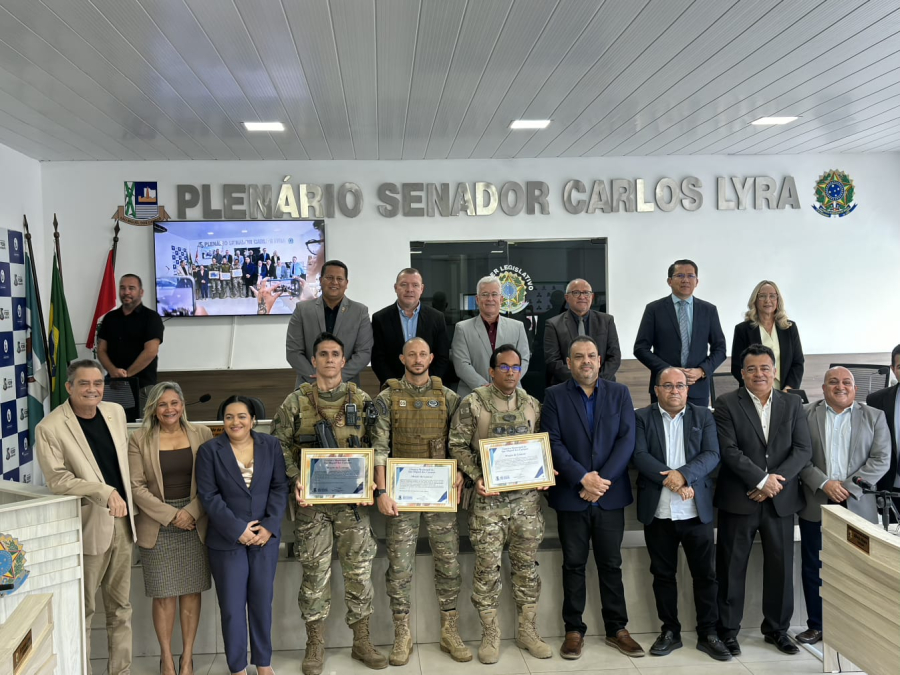 Câmara de São Miguel dos Campos homenageia policiais por salvamento de bebê e vota pacotes para Educação