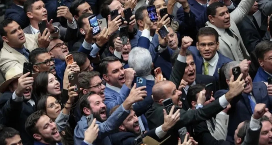 Congresso derruba veto de Lula e abre caminho para reduzir pena de Bolsonaro