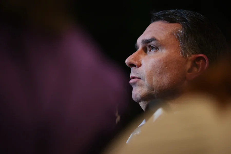 Juiz ordena que Google identifique responsáveis por perfis que ligaram Flávio Bolsonaro ao Comando Vermelho