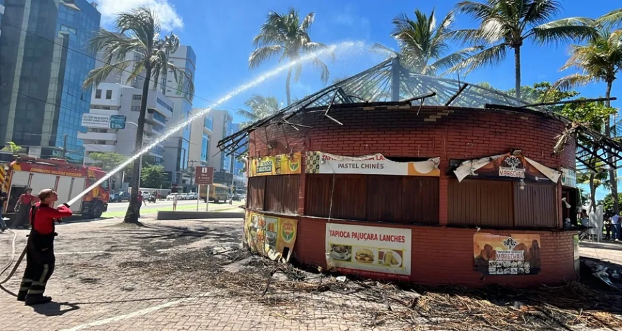 Curto-circuito provoca incêndio em barraca na Pajuçara; seis boxes foram atingidos