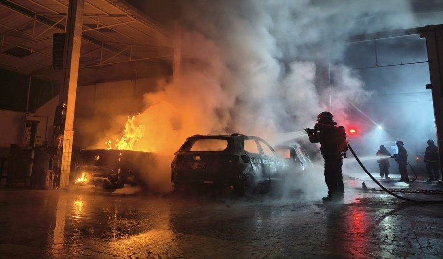 Incêndio em oficina destrói cinco carros e mobiliza bombeiros na Avenida Muniz Falcão