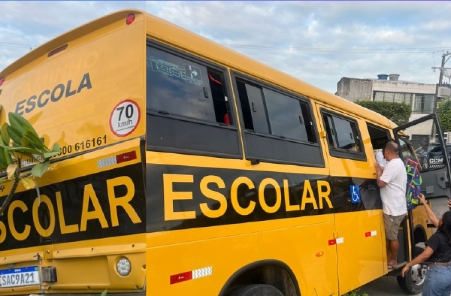Motorista sofre mal súbito, ônibus desce ladeira de ré e atinge escadaria de praça em  São Miguel dos Campos
