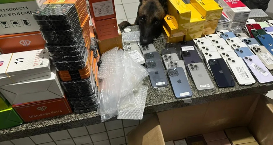 PRF e Polícia Militar apreendem carga milionária de iPhones e perfumes falsificados na BR-101 em Alagoas
