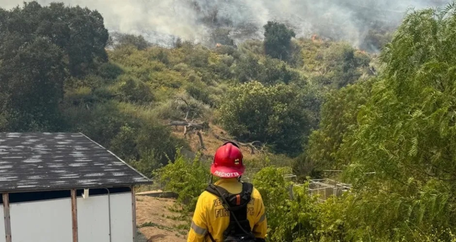 Incêndio florestal atinge a Califórnia e força a evacuação de milhares de pessoas próximo a Los Angeles