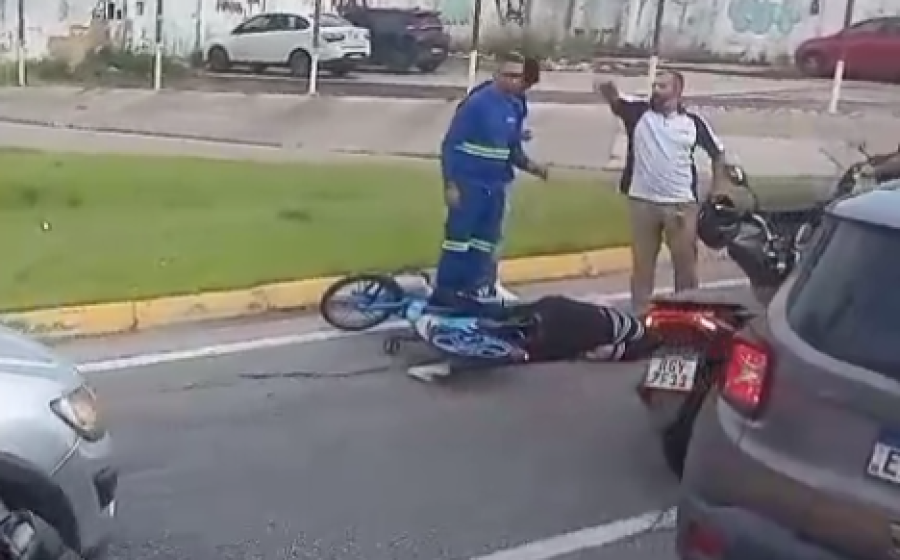 Jovem de 22 anos fica ferida após colidir bicicleta elétrica com carro estacionado no Farol