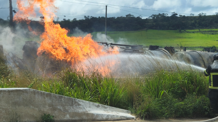 Bitrem com 50 mil litros de diesel tomba e explode na BR-101 em Jequiá da Praia; combustível escoa em direção ao Rio Jequiá