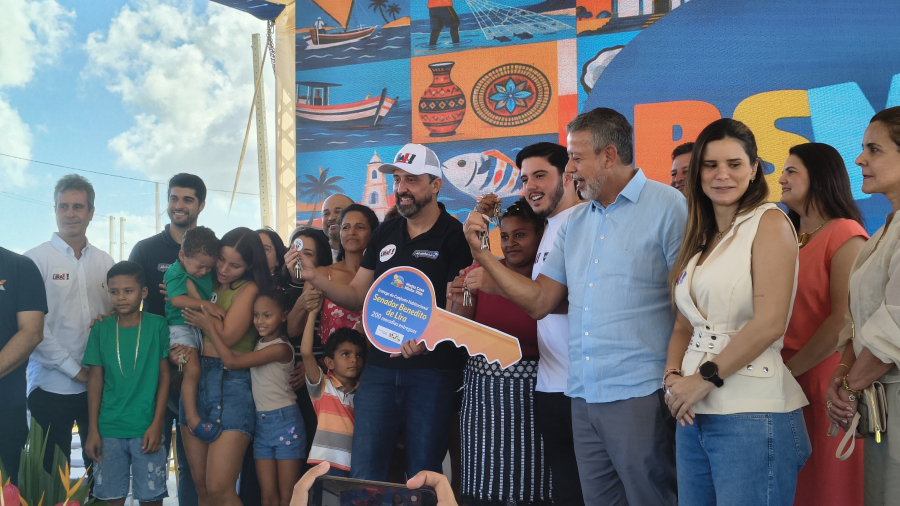 Com live de Lula, Barra entrega 200 casas com IPTU zero e George Clemente anuncia 600 moradias em São Miguel