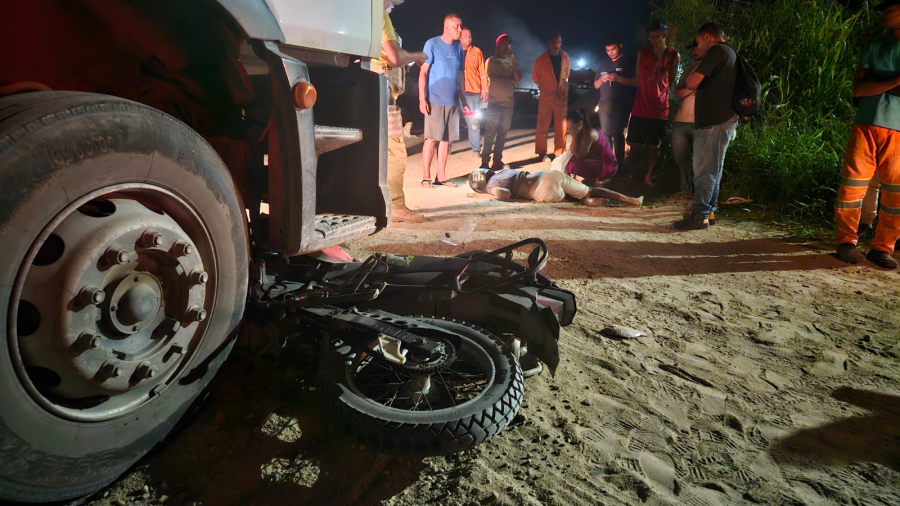 Jovem de 23 anos morre após colisão violenta entre moto e caminhão na AL-420 em São Miguel dos Campos