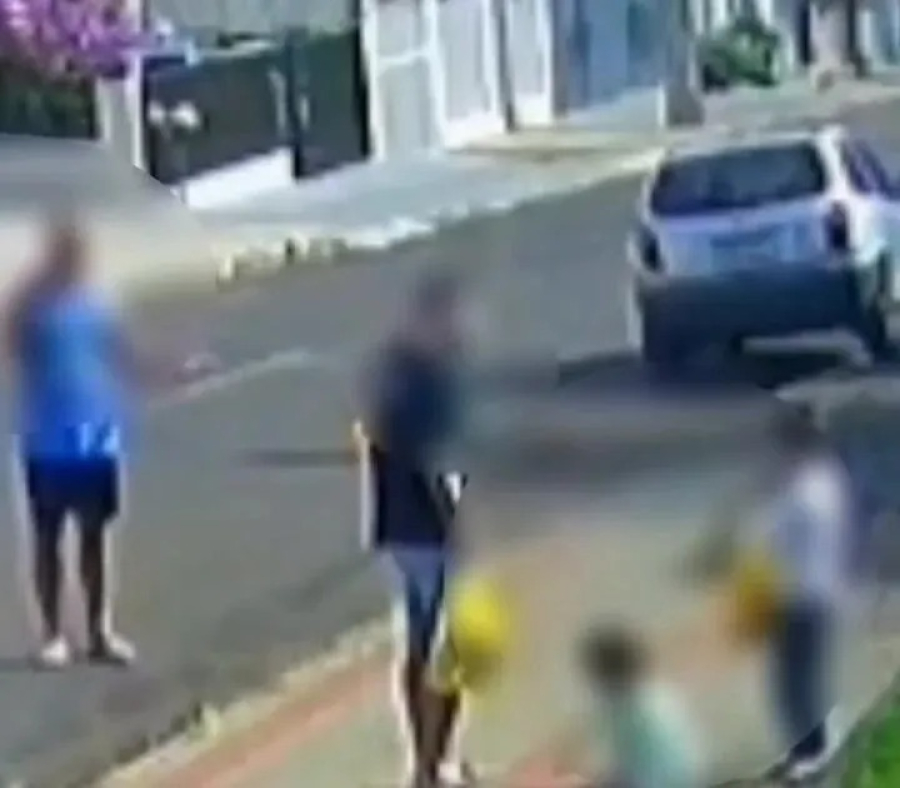 Vídeo choca o PR: Câmera flagra pai dando chute no rosto da filha de 3 anos no meio da rua