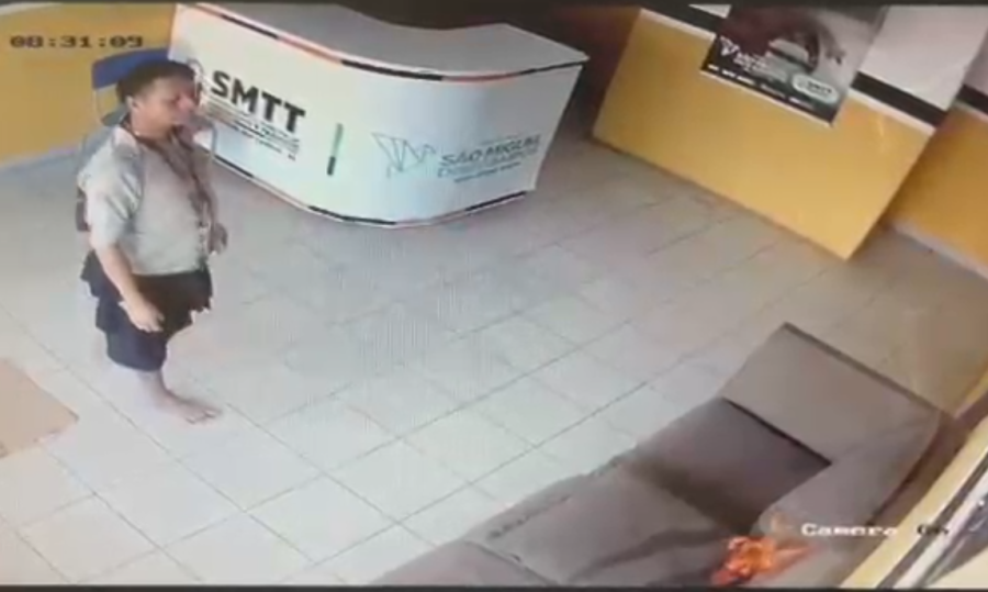 Homem ateia fogo em sofá da SMTT em São Miguel dos Campos após ter motocicleta apreendida