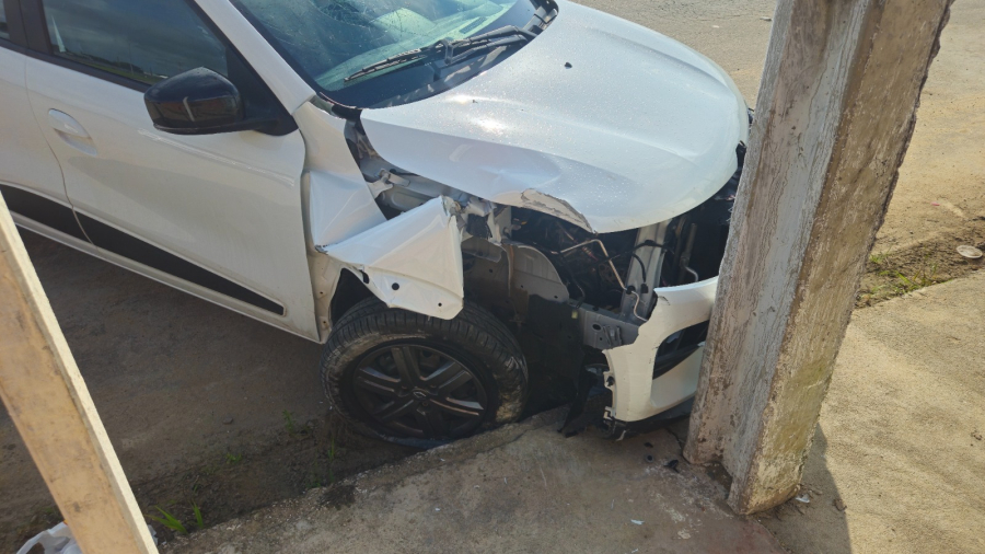 Motorista perde o controle ao desviar de motocicleta e colide carro contra poste no bairro Buriti