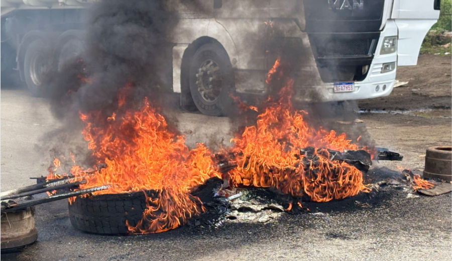 Impasse entre comerciantes de oficinas e SMTT gera protesto com bloqueio no Bairro Rui Palmeira