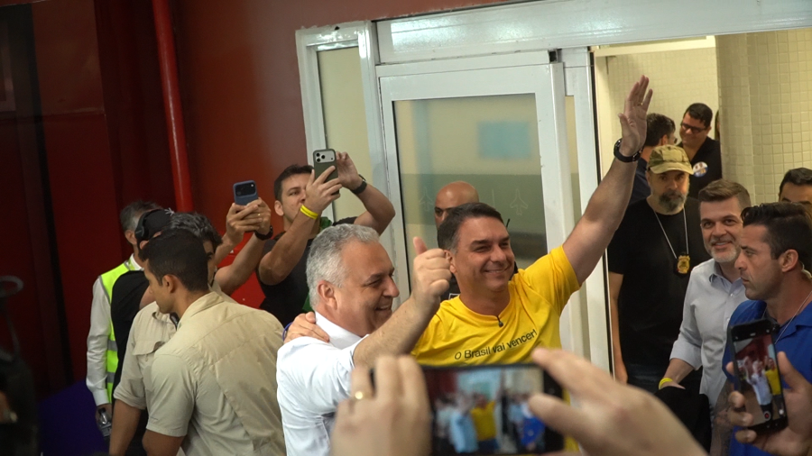 Candidato à Presidência Flávio Bolsonaro desembarca no Aeroporto Zumbi dos Palmares ao lado de Alfredo Gaspar e inicia agenda em Alagoas