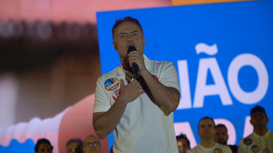 Em Penedo, Renan Filho chama adversário de 'candidato fake news' e rebate críticas sobre o VLT de Arapiraca