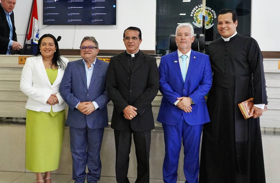 Em sessão solene marcada pela fé e emoção, Câmara entrega Moção de Aplausos aos Padres Luiz Cláudio e Pedro Afonso