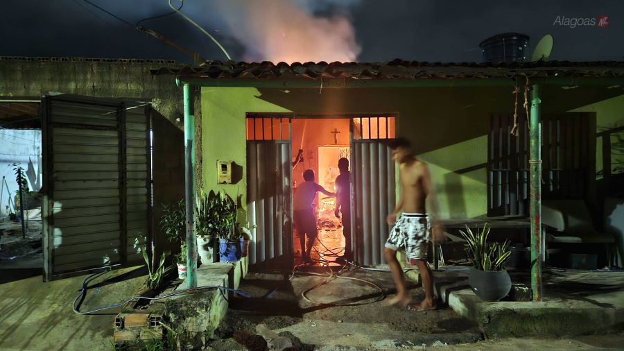 Residência é alvo de atentado com tiros, incêndio e granada no bairro Hélio Jatobá, em São Miguel dos Campos