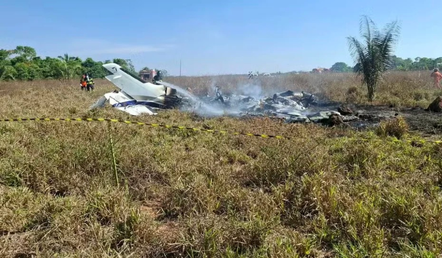 Três pessoas morrem após avião de pequeno porte cair e pegar fogo em área rural de Água Boa (MT)