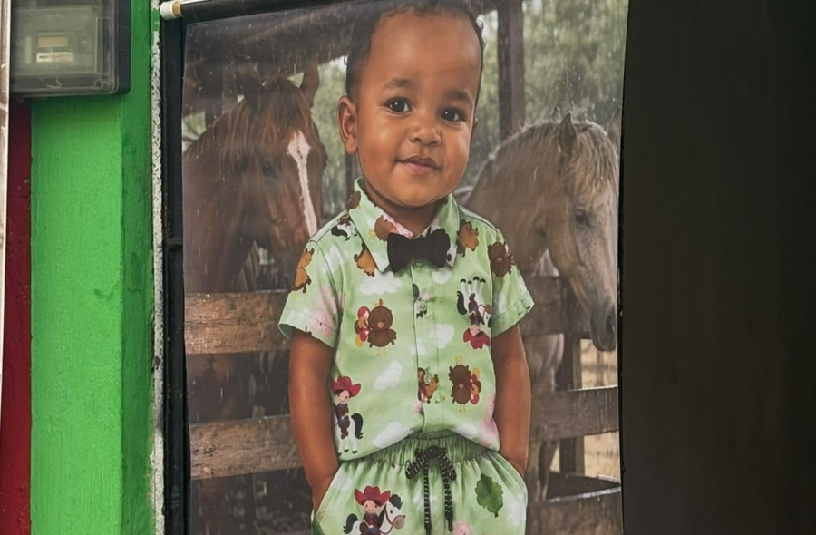  Menino de 2 anos morre atropelado na calçada e motorista é linchado pela população