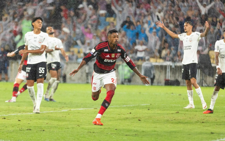 Flamengo vence o Corinthians por 2 a 1 no Maracanã com gol de Bruno Henrique na reta final