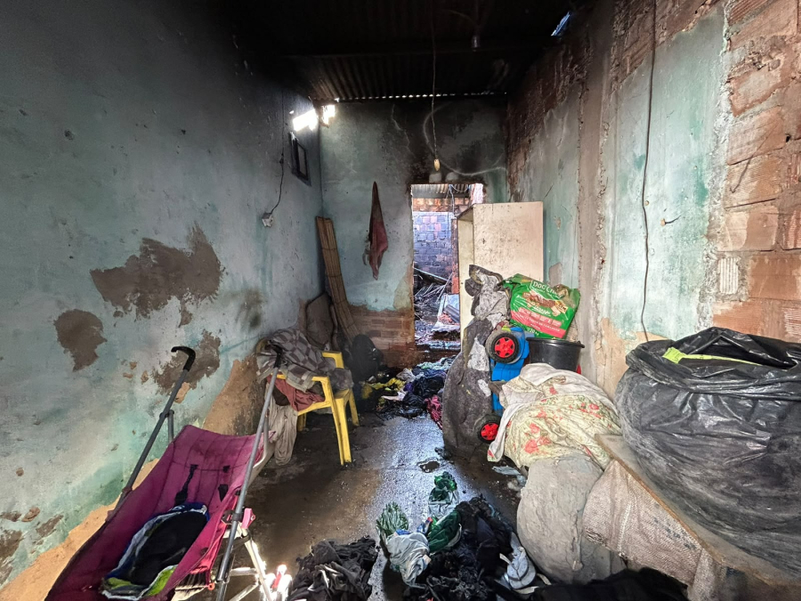 Incêndio atinge residência na vila da Avenida Senador Rui Palmeira, no bairro da Levada, em Maceió