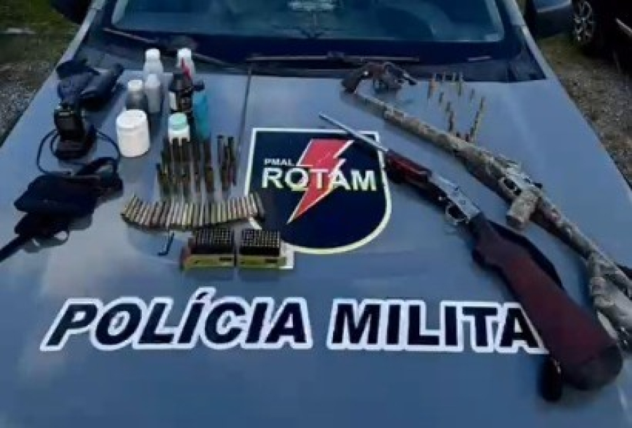 Denúncia anônima leva ROTAM a apreender espingardas e arsenal de munições em residência em Satuba