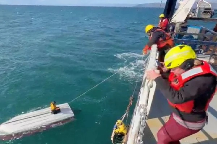 Veja Video: Adolescente de 15 anos sobrevive três dias agarrado a barco virado no Mar de Bering, no Alasca