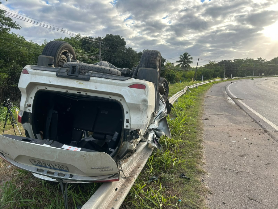 Veículo SW4 capota na AL-101 Sul perto da Ponte Divaldo Suruagy na madrugada desta quarta (16)