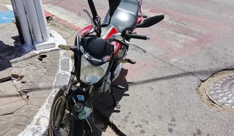 Carro e moto colidem após avanço de sinal vermelho no Centro de Arapiraca