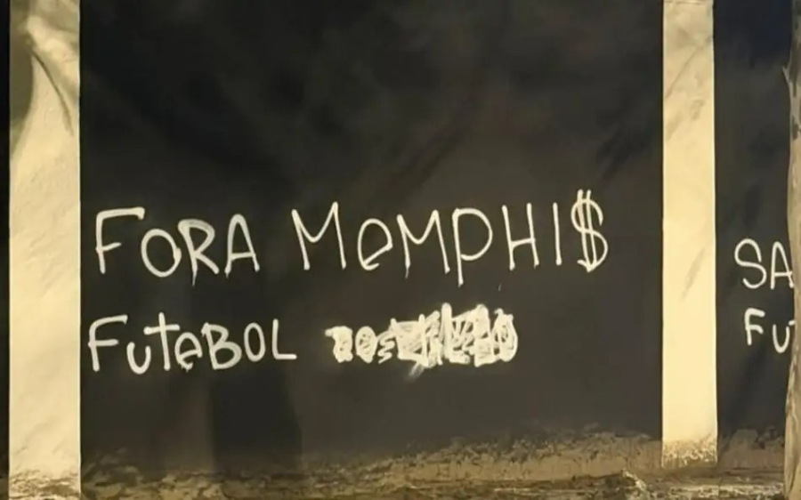 Muros do Parque São Jorge são pichados com críticas a Memphis Depay após eliminação do Corinthians na Libertadores