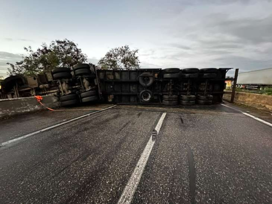 Capotamento de carreta com carga de madeira provoca bloqueio total na BR-101 em Porto Real do Colégio