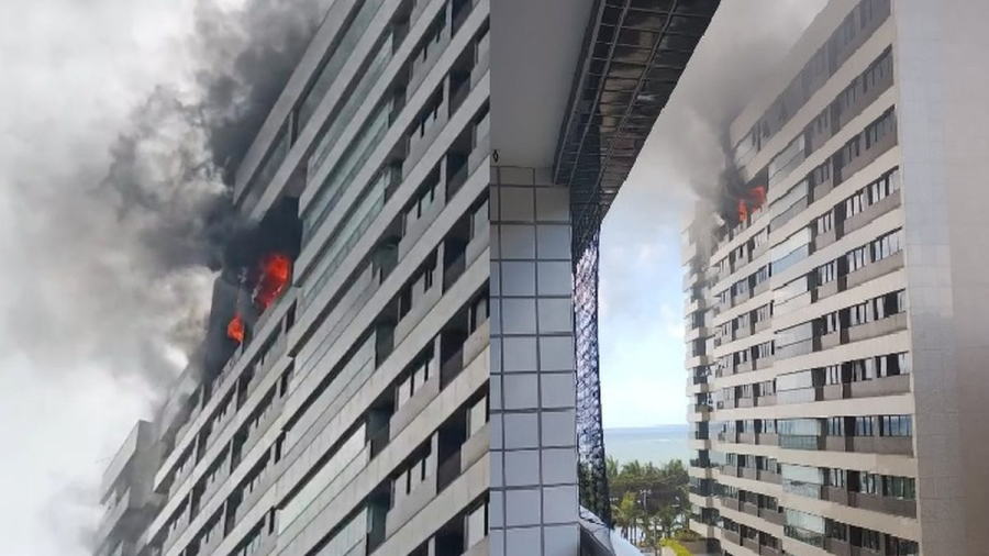 Veja Video: Incêndio atinge andar de prédio na orla de Ponta Verde, em Maceió