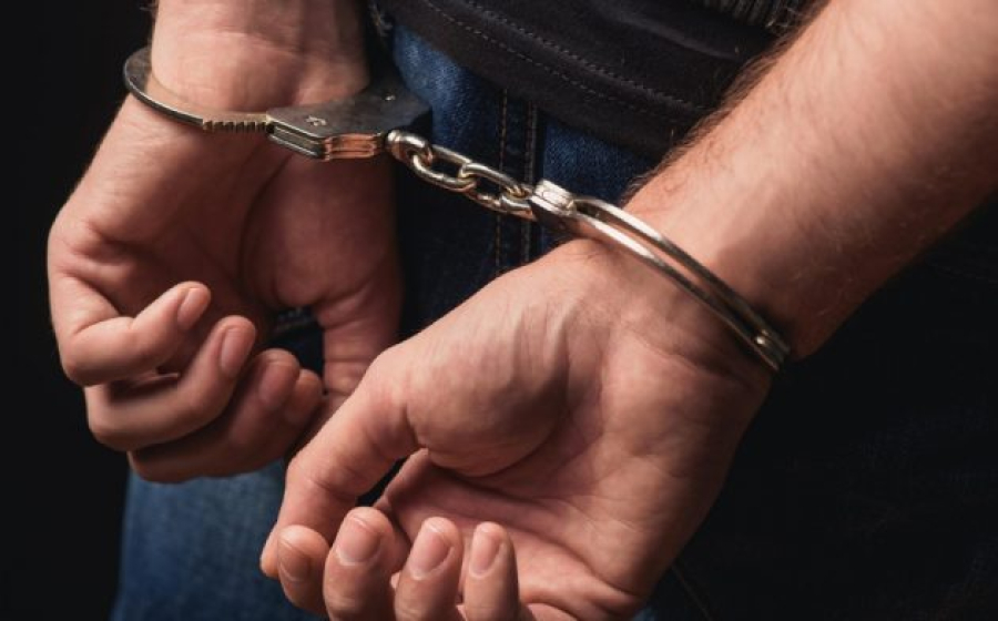 Mulher foragida da Justiça é presa enquanto passeava em shopping na parte alta de Maceió