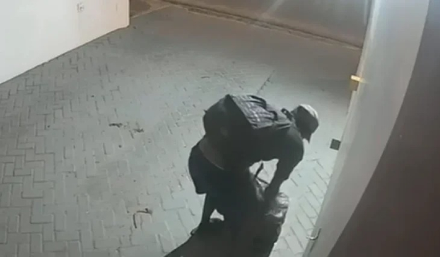 Dupla é flagrada por câmeras furtando luminárias de estabelecimento no bairro Baixa Grande, em Arapiraca