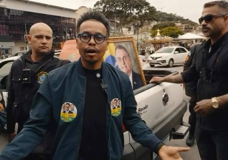 Agentes do TRE-RJ apreendem quadro com foto de Jair Bolsonaro em ação de candidato a deputado federal