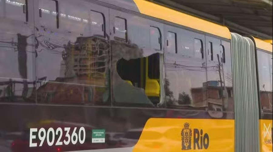 Passageiro morre baleado dentro de ônibus do BRT Transolímpica durante operação policial na Zona Sudoeste do Rio