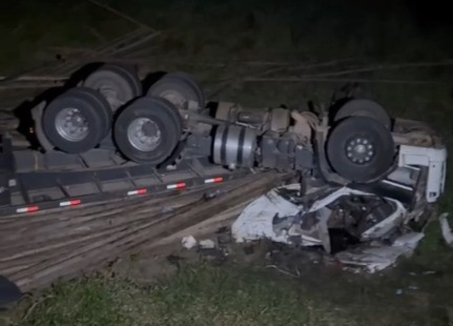 Caminhoneiro e blogueiro de 30 anos morre após carreta com carga de eucalipto tombar na AL-105 em Maceió