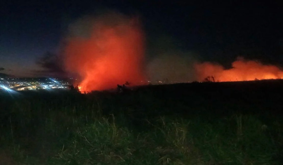 Incêndio de grandes proporções atinge área de vegetação e assusta moradores de dois bairros em Arapiraca