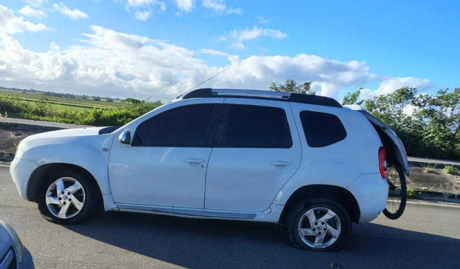 Renault Duster com pneus rasgados é encontrado abandonado às margens da AL-405, em Maceió