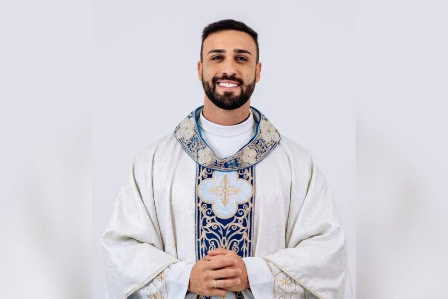 Padre de 33 anos viraliza em convite para novena, ganha título de 