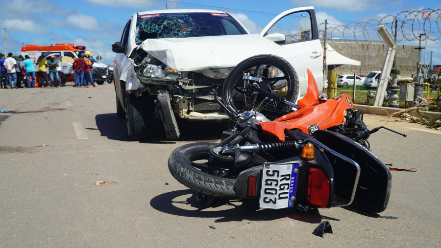 Grave acidente entre carro e moto deixa três feridos na Avenida do Futuro em São Miguel dos Campos