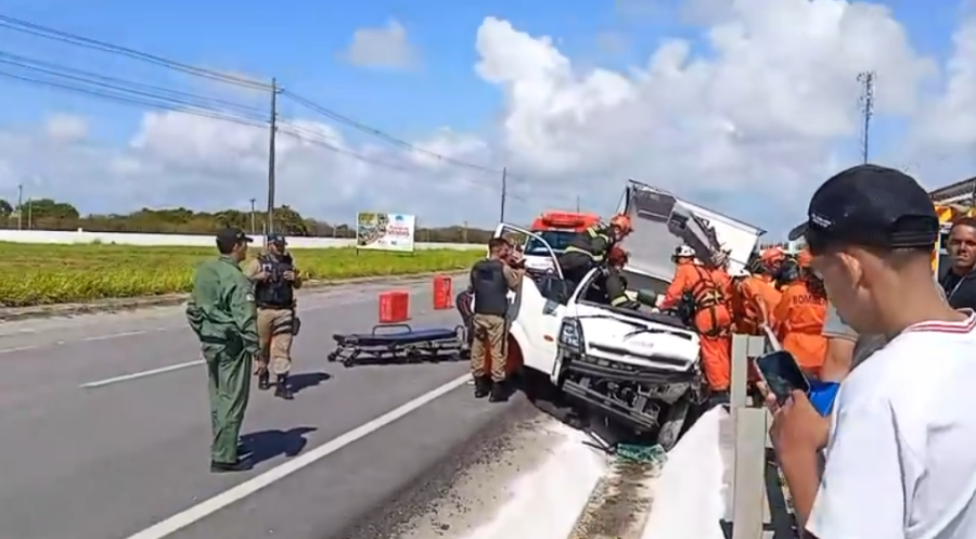 Caminhão de alimentos tomba no guard-rail na Barra de São Miguel e motorista é resgatado do cativeiro das ferragens por helicóptero