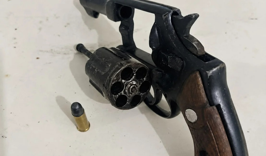 Homem de 30 anos é preso com arma por ameaçar ex e chantagear divulgação de fotos íntimas em Piranhas