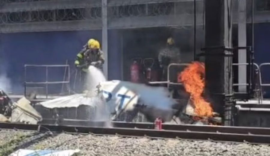 Avião cai em pátio de manutenção do metrô e piloto morre carbonizado em Belo Horizonte