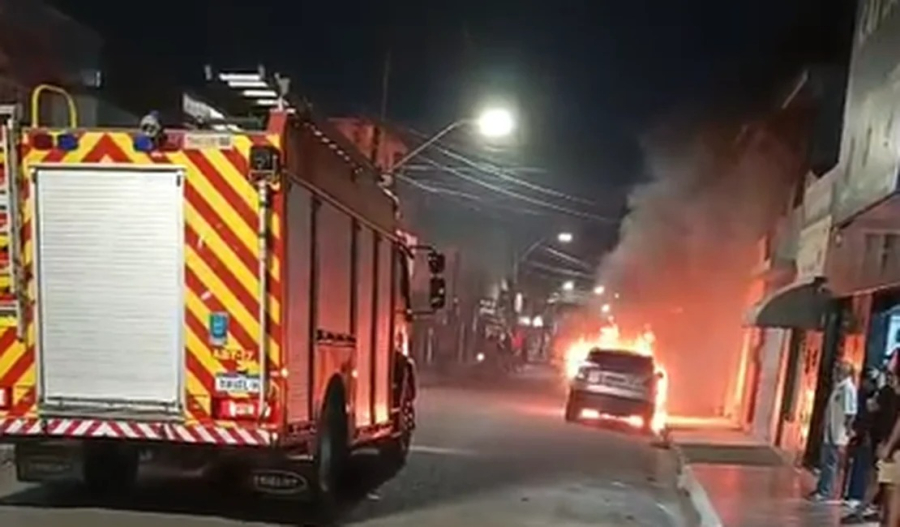 Land Rover Evoque pega fogo no bairro Brasília, em Arapiraca