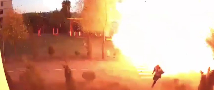 Veja Video: Homem escapa por pouco de drone russo perto de Kiev em dia de novos ataques que deixaram 12 feridos em Zaporizhzhia