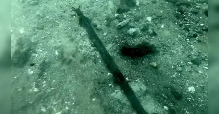 Espada de bronze com mais de 3 mil anos é resgatada de lago submerso na Itália