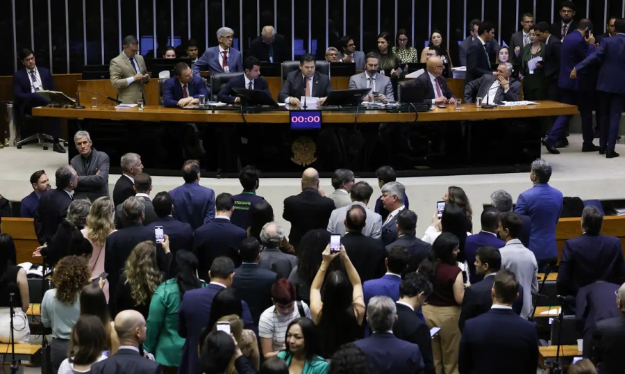 Davi Alcolumbre pauta votação da PEC do fim da escala 6x1 para a próxima quarta-feira (14) no Senado