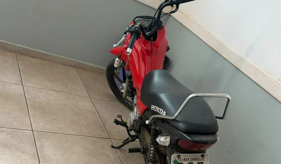 Polícia Militar recupera motocicleta roubada abandonada na rodovia AL-485 entre Feira Grande e São Sebastião