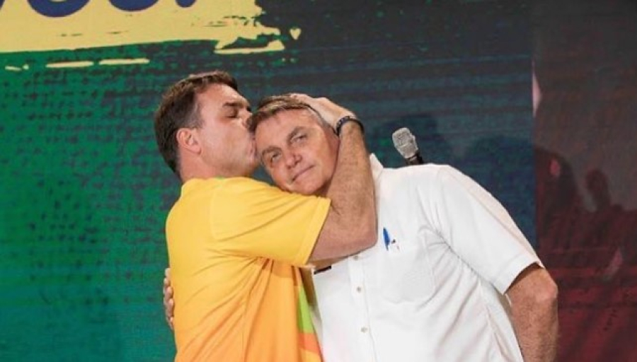 Alexandre de Moraes autoriza retomada de visitas de Flávio Bolsonaro a Jair Bolsonaro em Brasília