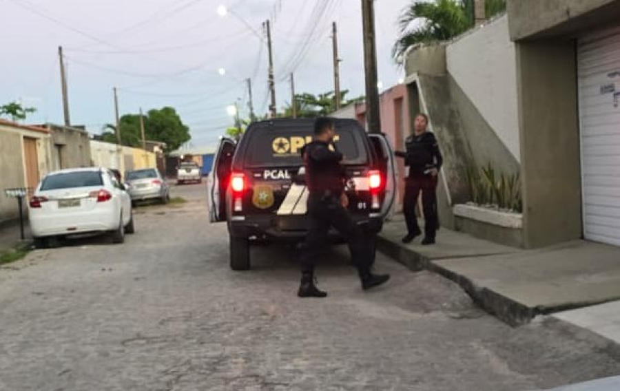 Operação policial prende em Marechal Deodoro dois acusados de executar homem a tiros e golpes de facão transmitidos por videochamada